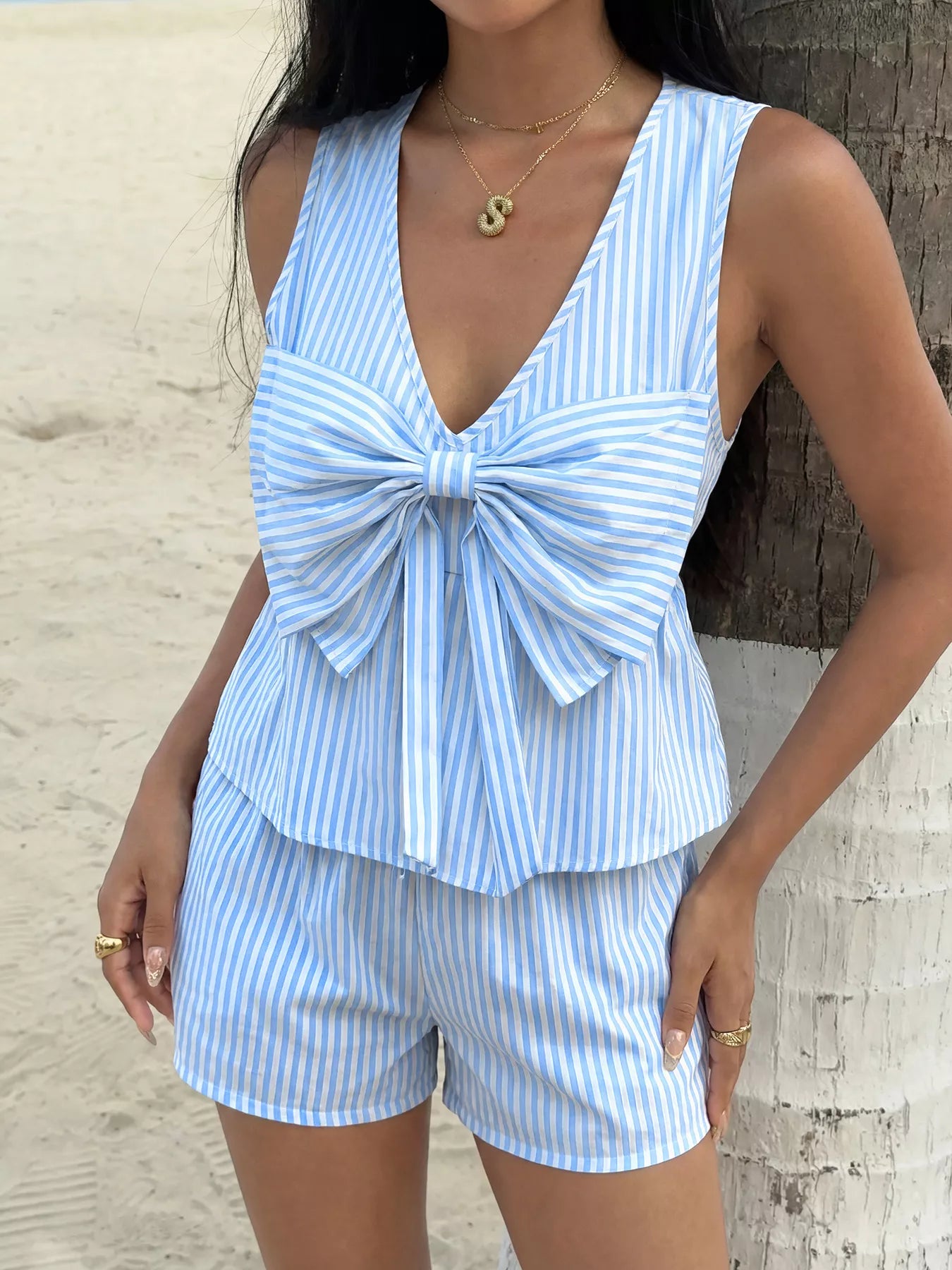 Conjunto de top sin mangas y shorts con lazo a rayas