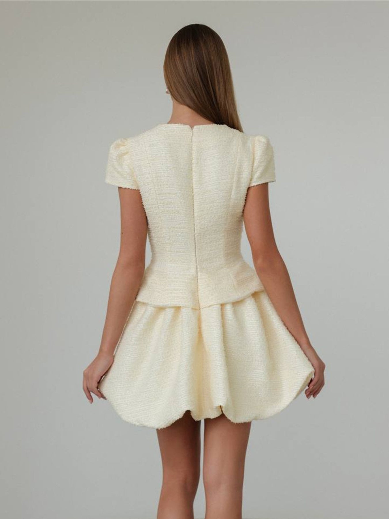 Conjunto de top con botones y falda con bajo burbuja