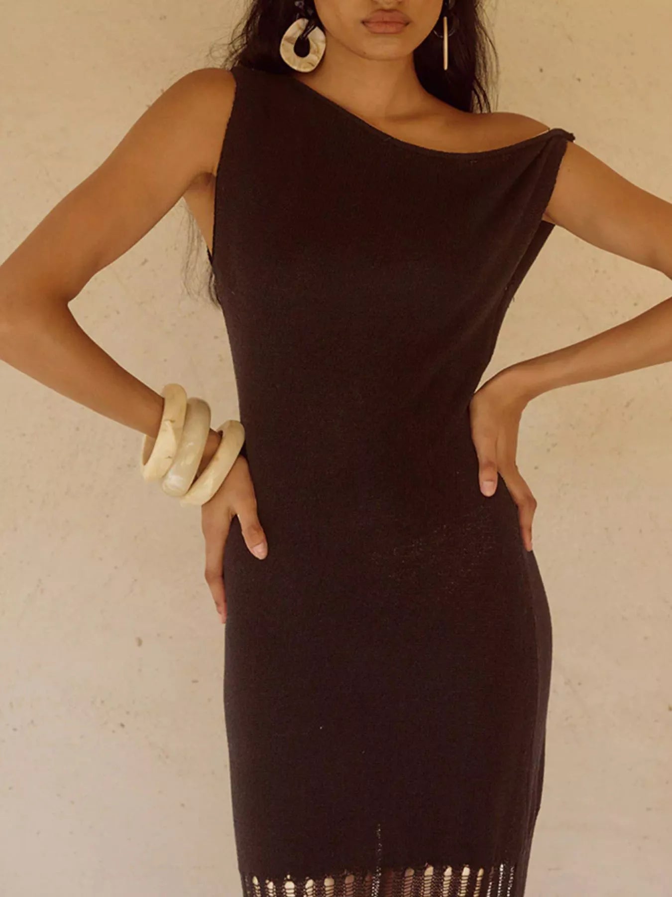 Vestido largo con flecos y un solo hombro