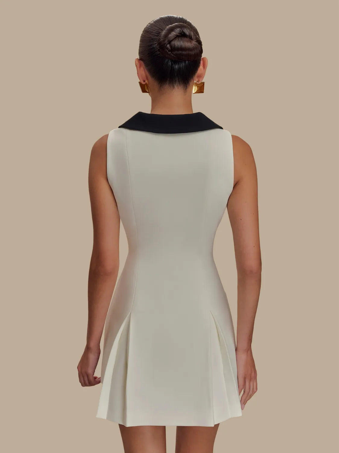 Minivestido sin mangas con botones delanteros