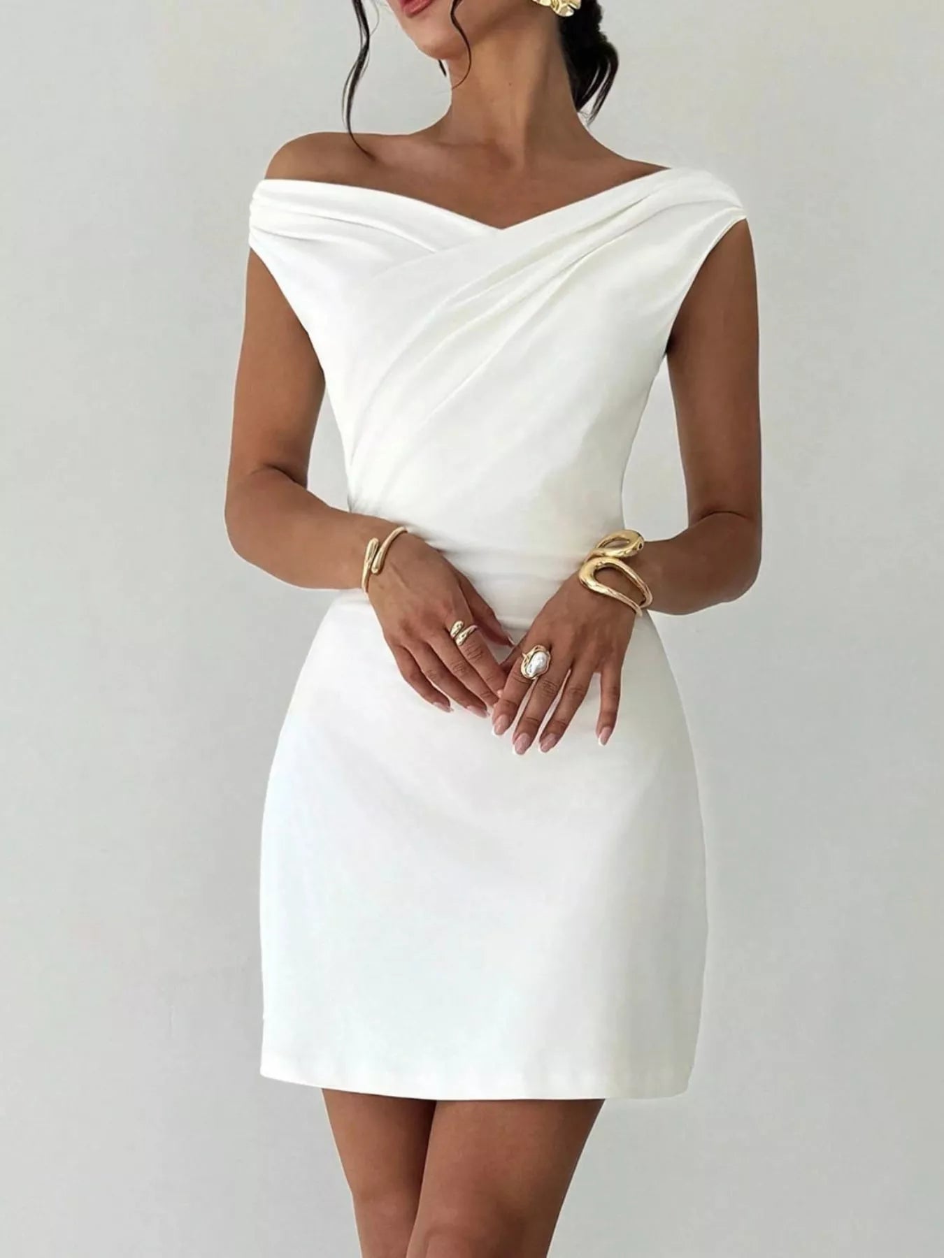 Minivestido drapeado con hombros descubiertos