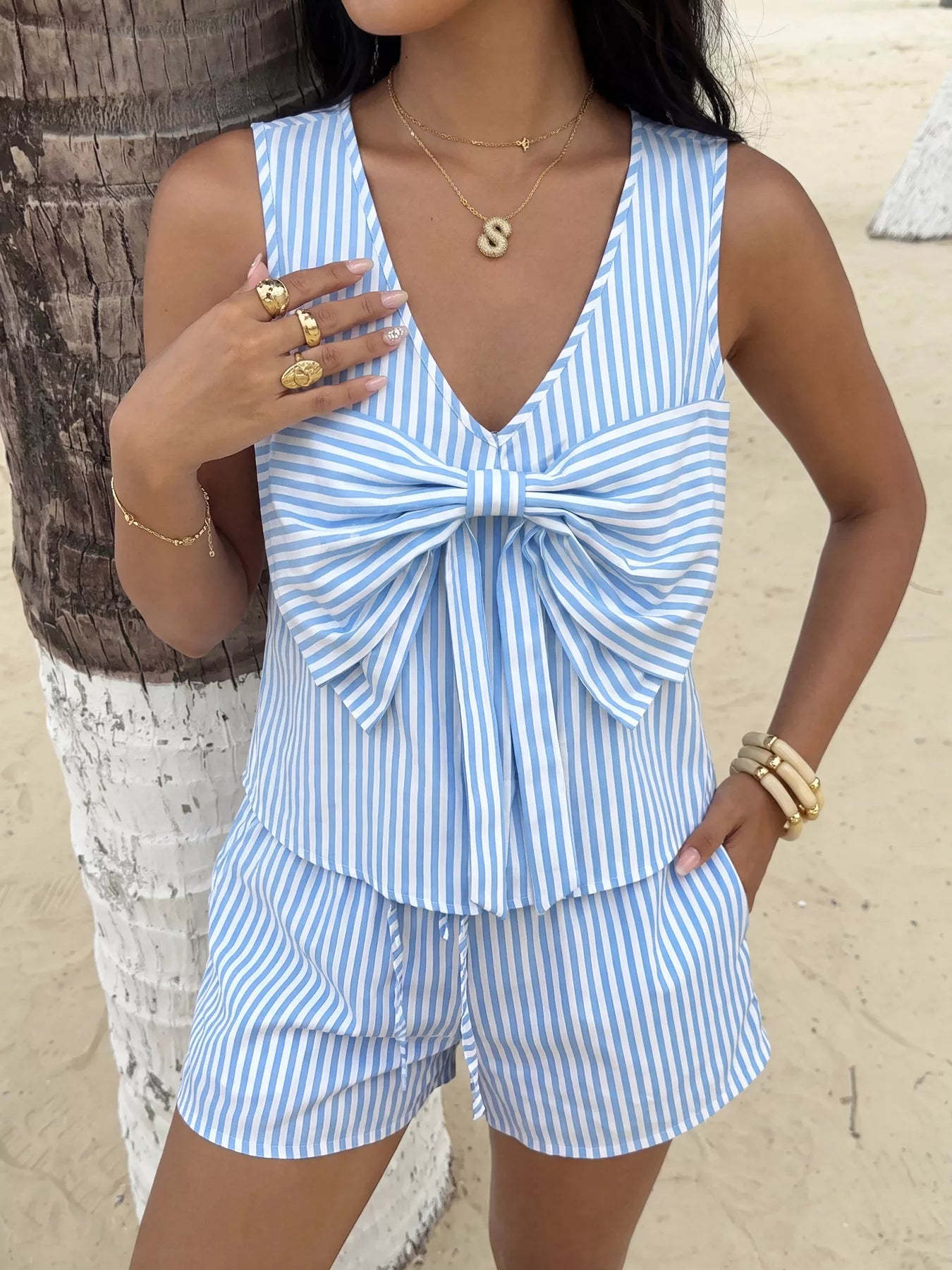 Conjunto de top sin mangas y shorts con lazo a rayas