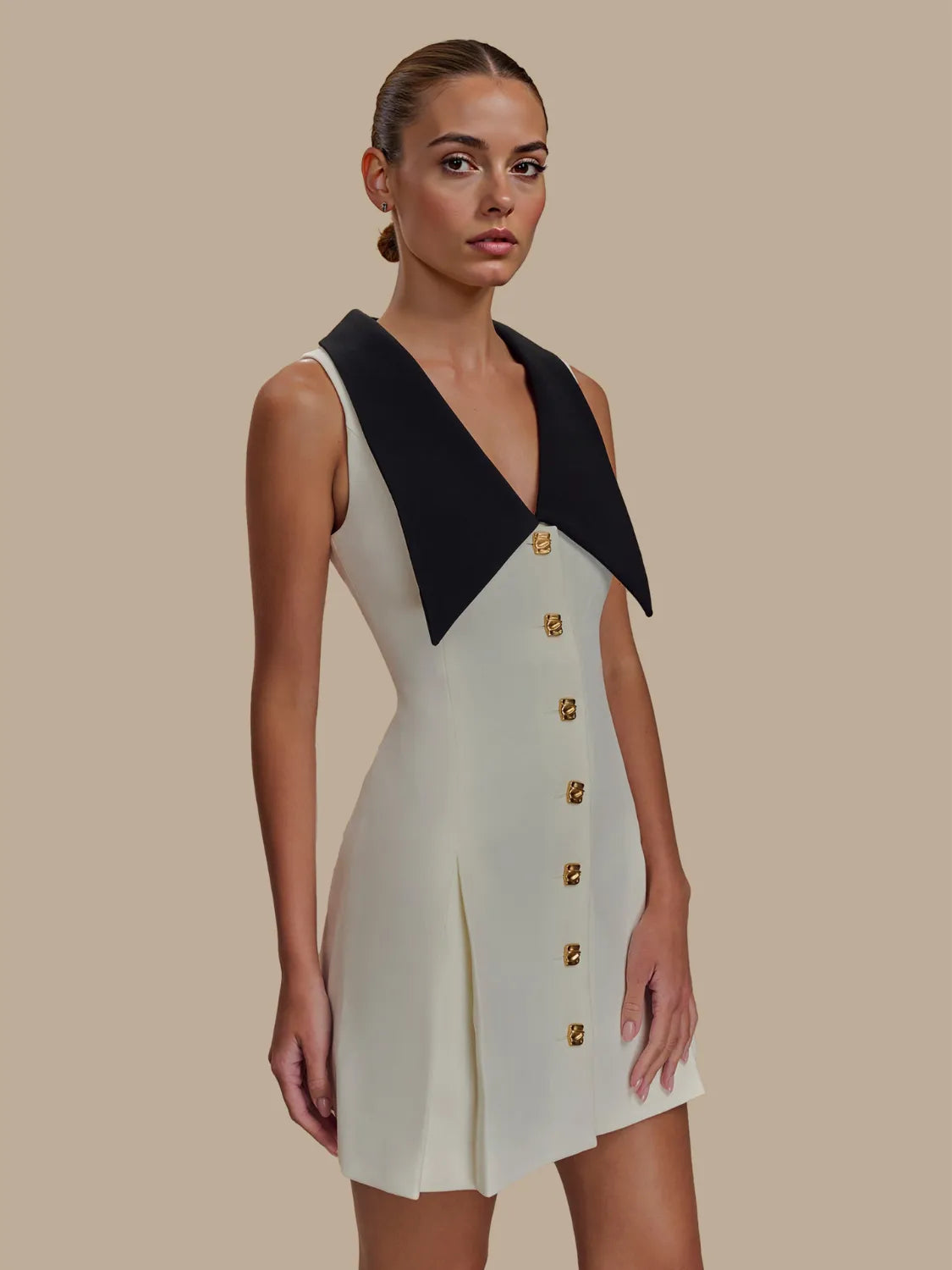 Minivestido sin mangas con botones delanteros