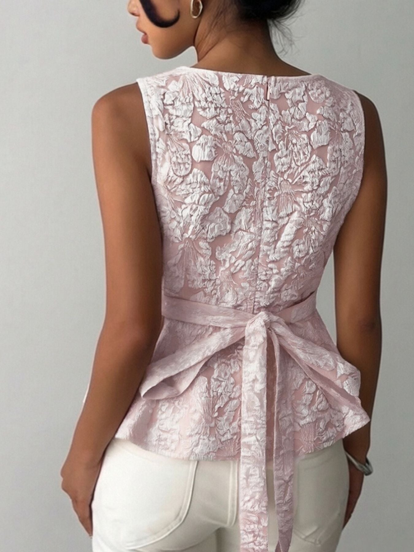 Top con bajo péplum en jacquard floral